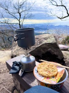 バーナーでお湯を沸かし、山で食べるカップ麺の写真