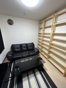 DIY前の部屋の写真でボロボロのソファや部屋のサイズに比べて大きすぎる机など