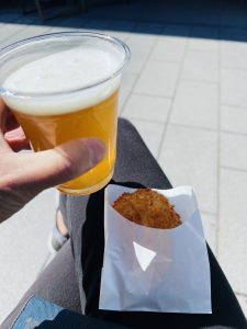 オランダ揚げとビールの写真