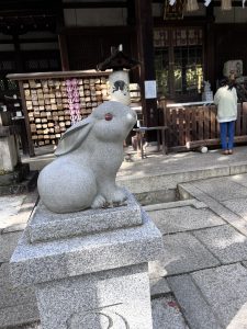 岡崎神社のうさぎの石像の写真