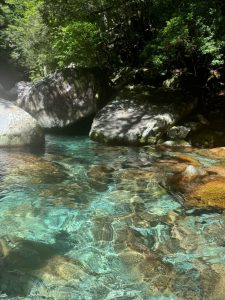 前鬼ブルーと言われている青色の山水