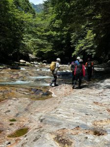 滑らかな岩場が続く写真