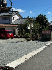 うまかろ〜の駐車場。民家の一角