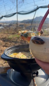 雑炊を器に入れている写真